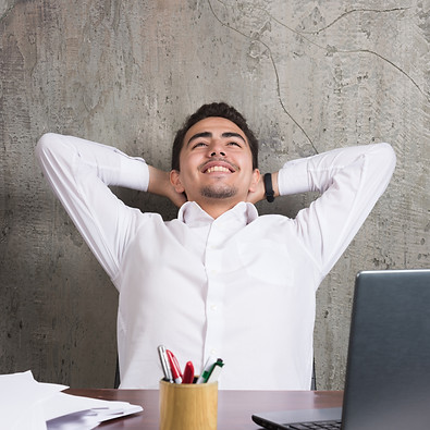 employe-souriant-feuilles-papier-assis-au-bureau-photo-haute-qualite.jpg