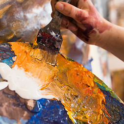 la-main-de-la-personne-peinture-avec-peinture-en-desordre-et-pinceau.jpg