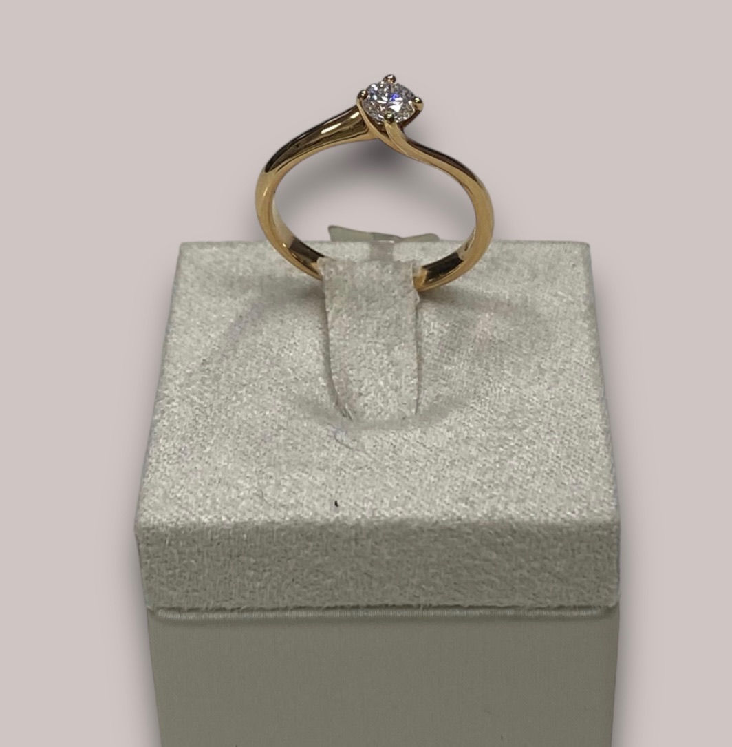 Anello Solitario oro rosso