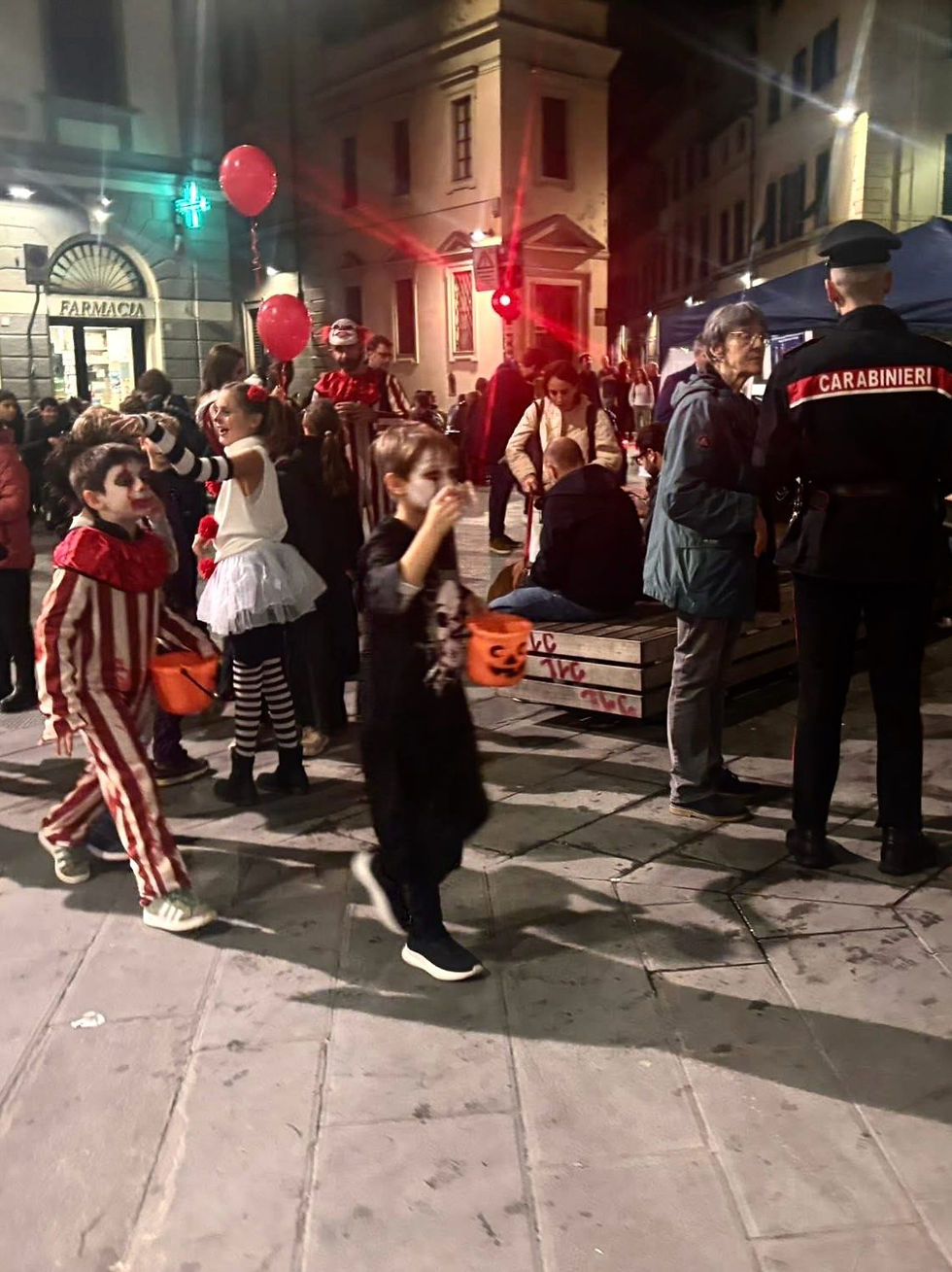 Buon Halloween! Fun times in Santa Croce ~ though the spooky adult clown spotted me snapping pics. 🤡