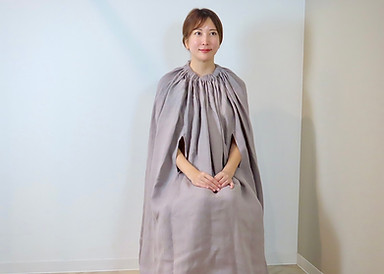 まこも蒸しをする女性