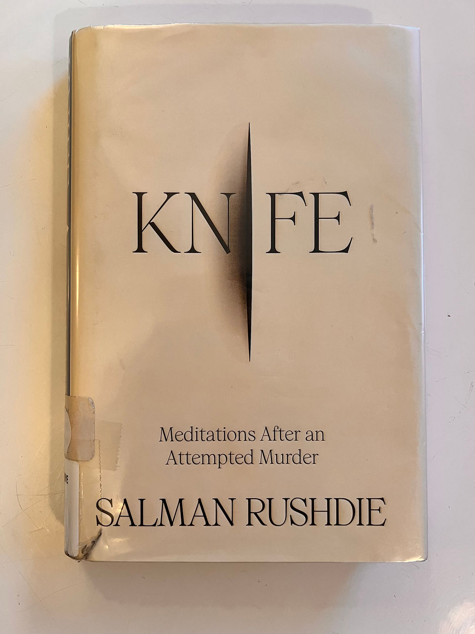 Salman Rushdie 's memoir Knife recounts his 2022 stabbing and long, painful recovery.