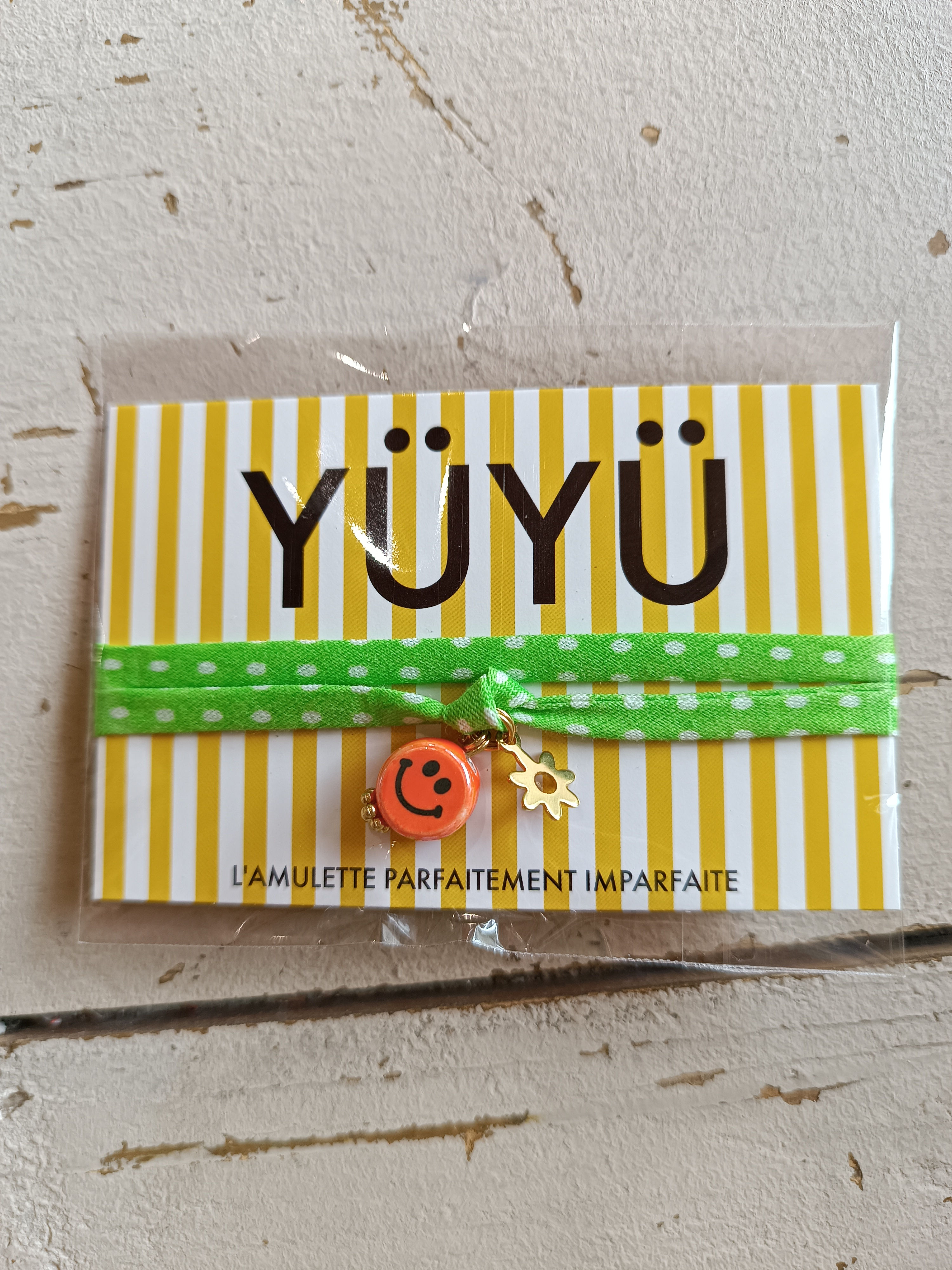 Amulette YüYü - Cordon vichy vert Smiley orange +Fleur dorée