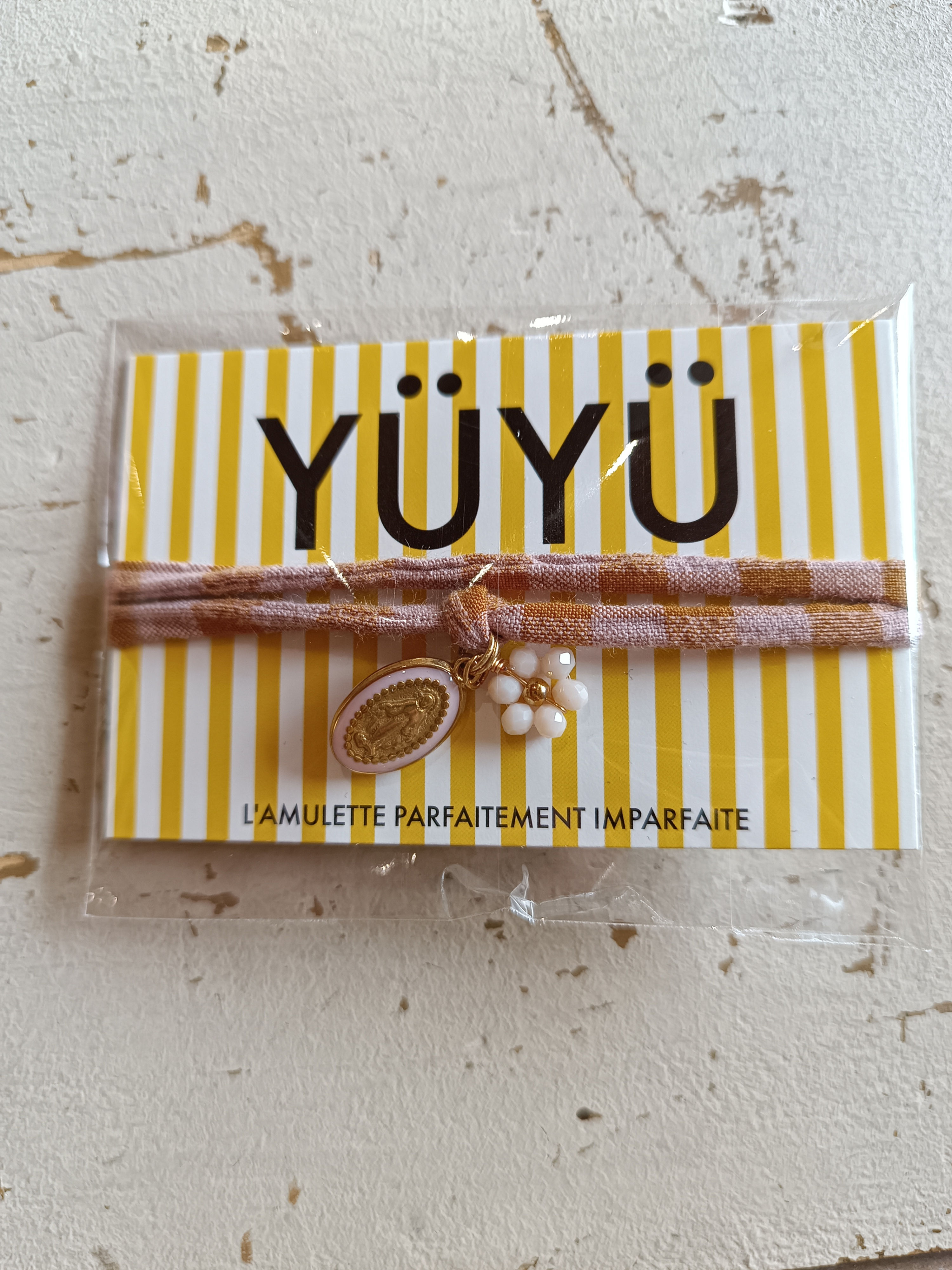 Amulette YüYü - Cordon vichy beige Médaille dorée + Fleur perles
