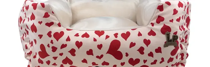 Cama pet com corações vermelhos; camas pet premium; cama para cachorro lavável.