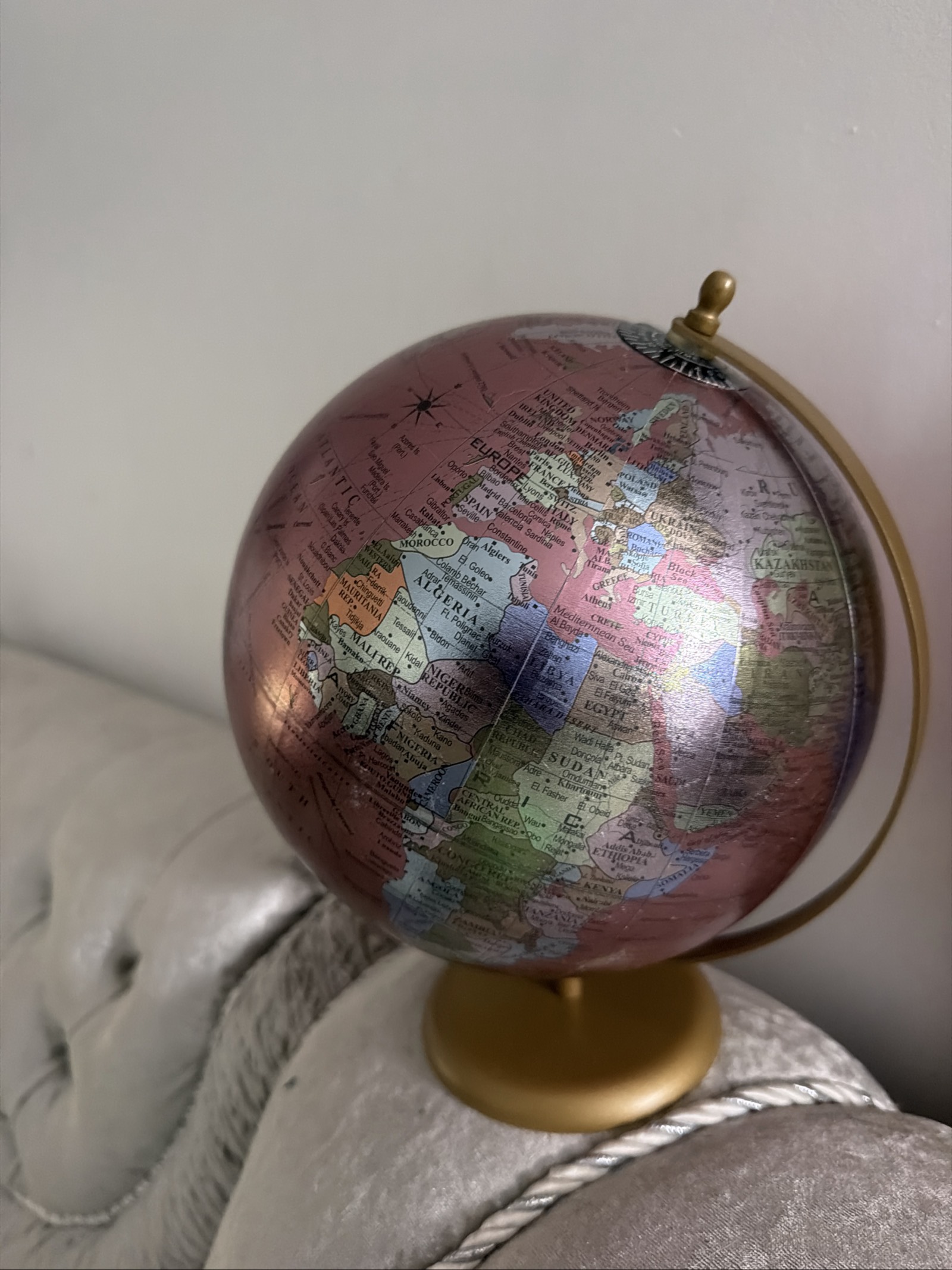 Globe terrestre décoratif rose et doré