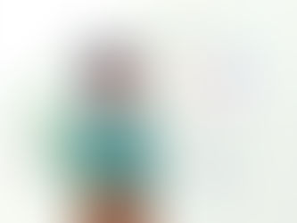 Pessoa com dificuldade para se expressar observa emoções e pensamentos confusos, representando bloqueios emocionais e autoconhecimento.