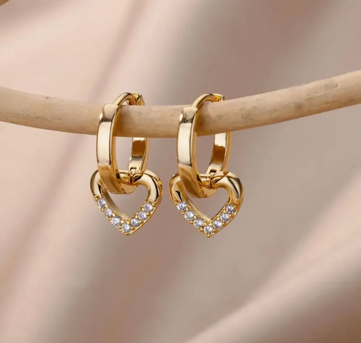 Oorringen met hartjes hanger vol stras