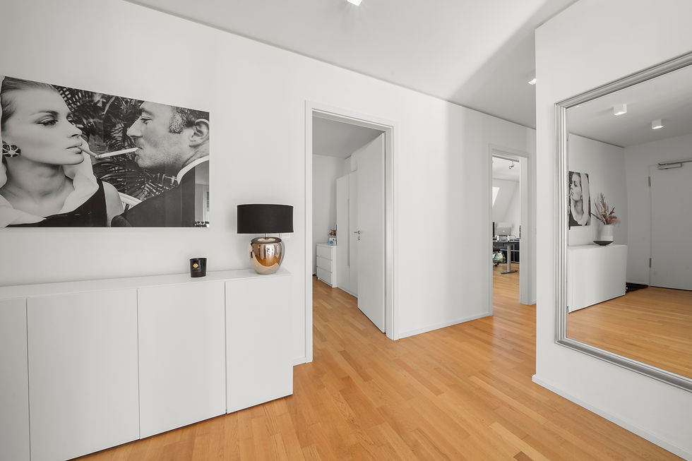 Heller Eingangsbereich einer modernen Wohnung