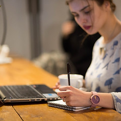 Muchacha de funcionamiento en un café