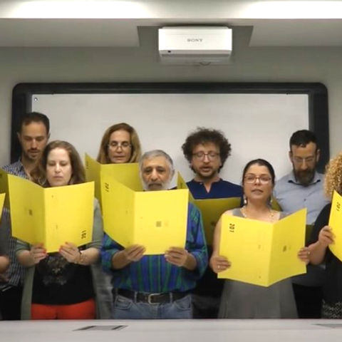 יצירת פרפורמנס של האמנית אפרת גורן העוסקת באישי למול הבירוקרטי, במוות ובפרידה
