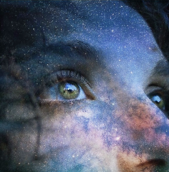 Regard féminin illustrant une ouverture de conscience et une connexion à l'énergie intérieur