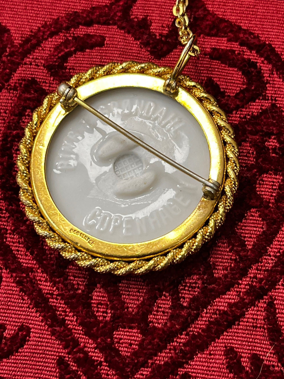 Thumbnail: Copenhagen Porcelain 14ct Gold Brooch with Chain 