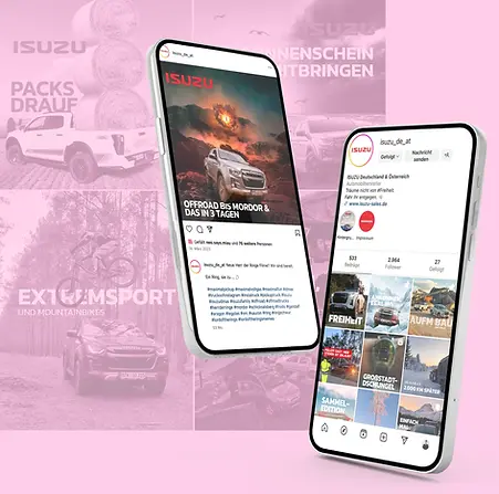 Zwei aufrecht stehende Smartphones zeigen Inhalte des Instagram-Kanals „@isuzu_de_at“. Links ist ein Beitrag mit einem Pickup-Truck vor einer dramatischen Vulkanlandschaft zu sehen, begleitet vom Titel „OFFROAD BIS MORDOR & DAS IN 3 TAGEN“. Rechts ist das Profil mit einem Feed abgebildet, der Abenteuer-Motive und Schlagworte wie „Freiheit“, „Großstadt-Dschungel“ und „Einfach mal raus“ zeigt. Im Hintergrund erscheinen weitere Isuzu-Motive, darunter Outdoor-Szenen.