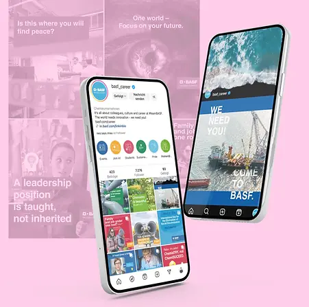 Zwei Smartphones stehen aufrecht nebeneinander.
Das linke Handy zeigt den Instagram-Account „@basf_career“ mit farbenfrohen Highlights zu Themen wie Events, Pride oder Sustainability. Darunter sind verschiedene Posts zu sehen, etwa mit Texten wie „Family and job under one roof“ oder „This is where the magic happens“.
Das rechte Smartphone zeigt einen einzelnen Beitrag mit dem Motiv eines Offshore-Schiffes und der auffälligen Botschaft: „WE NEED YOU – COME TO BASF.“
Im Hintergrund sind schemenhaft weitere BASF-Motive mit Slogans wie „One world – Focus on your future“ zu erkennen.