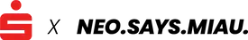 Zwei nebeneinanderstehende Logos: links das rote Sparkassen-Symbol, rechts daneben ein schwarzes ‚X‘ als Verbindungszeichen. Darauf folgt der Schriftzug ‚NEO.SAYS.MIAU.‘ in fett gesetzter, schwarzer Schrift. Das Motiv steht für eine Zusammenarbeit zwischen der Sparkasse und der Agentur neo.says.miau.