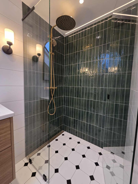 Ett badrum med karaktär och harmoni