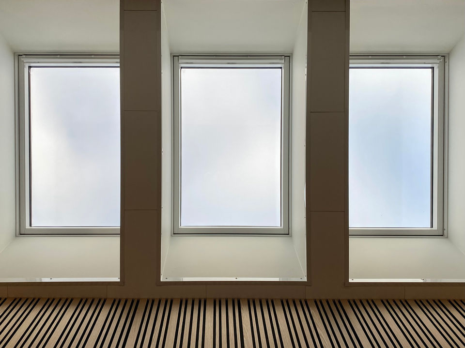 Tre stora fönster i kontorsmiljö – fönsterbyte och kontorsrenovering