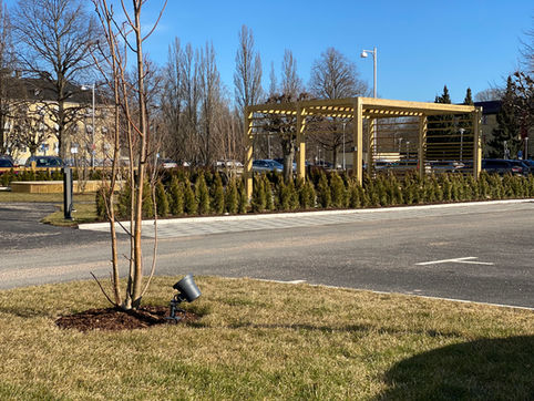 Träpergola och uteplats vid parkering – byggfirma utemiljö och pergolabyggnation Småland