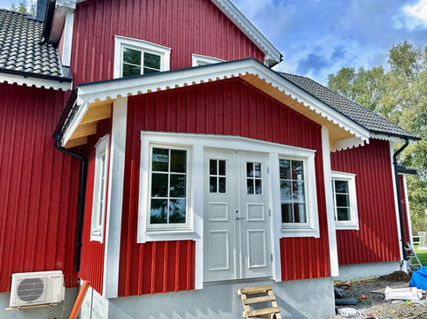 Rött hus i Virestad. Utbyggnad gjord av NYBE snickare, hantverkare och totalentreprenör i Småland.