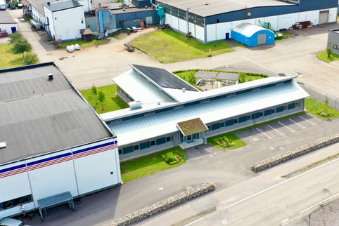 Flygbild över industrifastighet med flera byggnader – industribyggnation byggfirma Småland