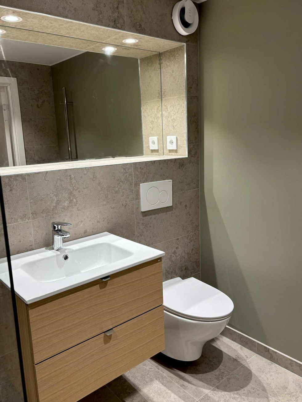 Badrum med greige-färgade kakelplattor 30*60