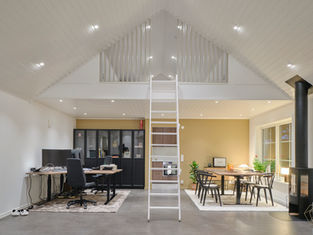 Ljust vardagsrum med högt i tak och loftstege – renovering och nybyggnation Småland