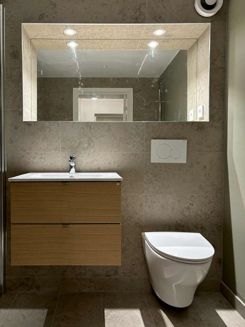 Badrum med greige-färgade kakelplattor 30*60