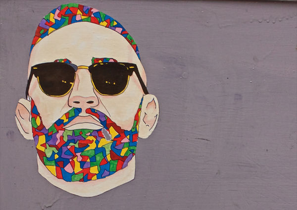 Grafitti homme avec lunettes de soleil