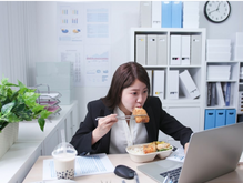 Sự thật về bữa ăn "cho xong" của dân văn phòng
