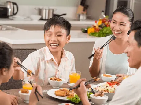 Bữa Cơm Gia Đình Dưới Góc Nhìn Gen Z: Khác Gì So Với Truyền Thống?