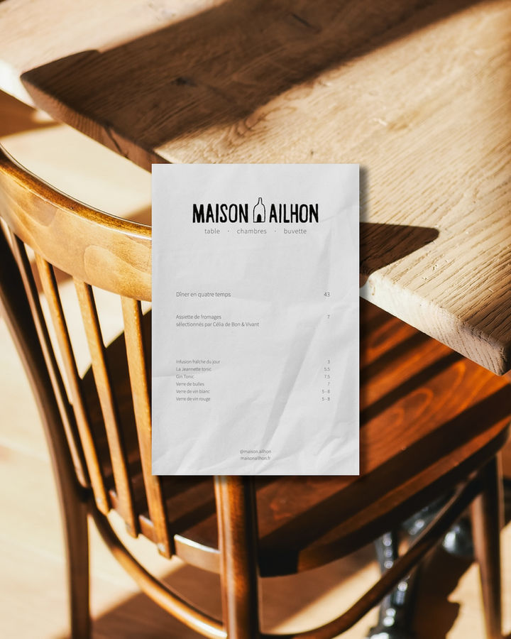 Identité visuelle de Maison Ailhon, restaurant bistronomique en Sud Ardèche. Déclinaison des variations de logo et utilisation de la charte graphique sur tous les supports de communication.