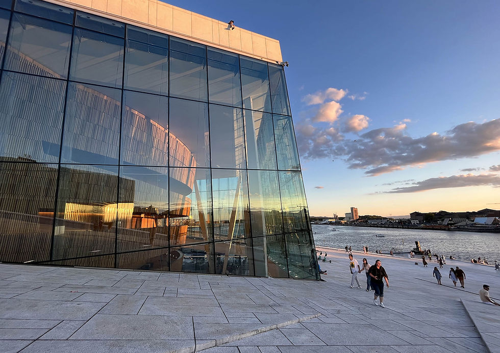 Le toit de l'Opéra d'Oslo plonge vers la mer