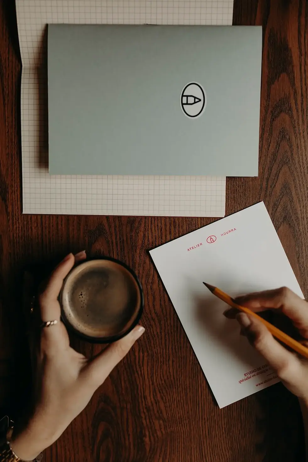 brand designer ecriture carnet.webp