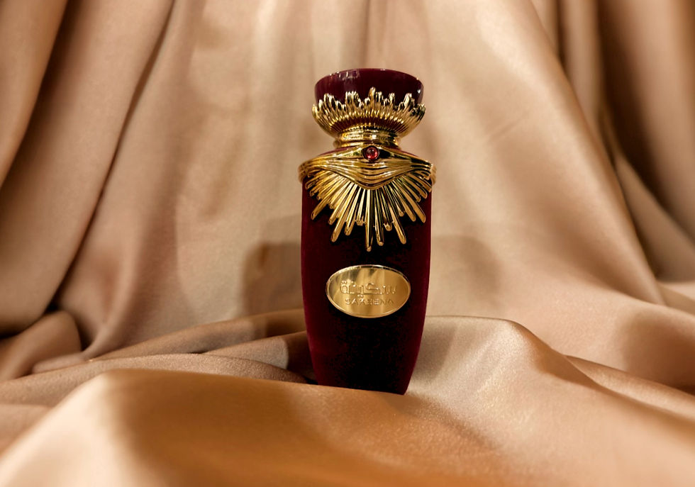 bouteille en velours rouge et doiree sur voilage doré