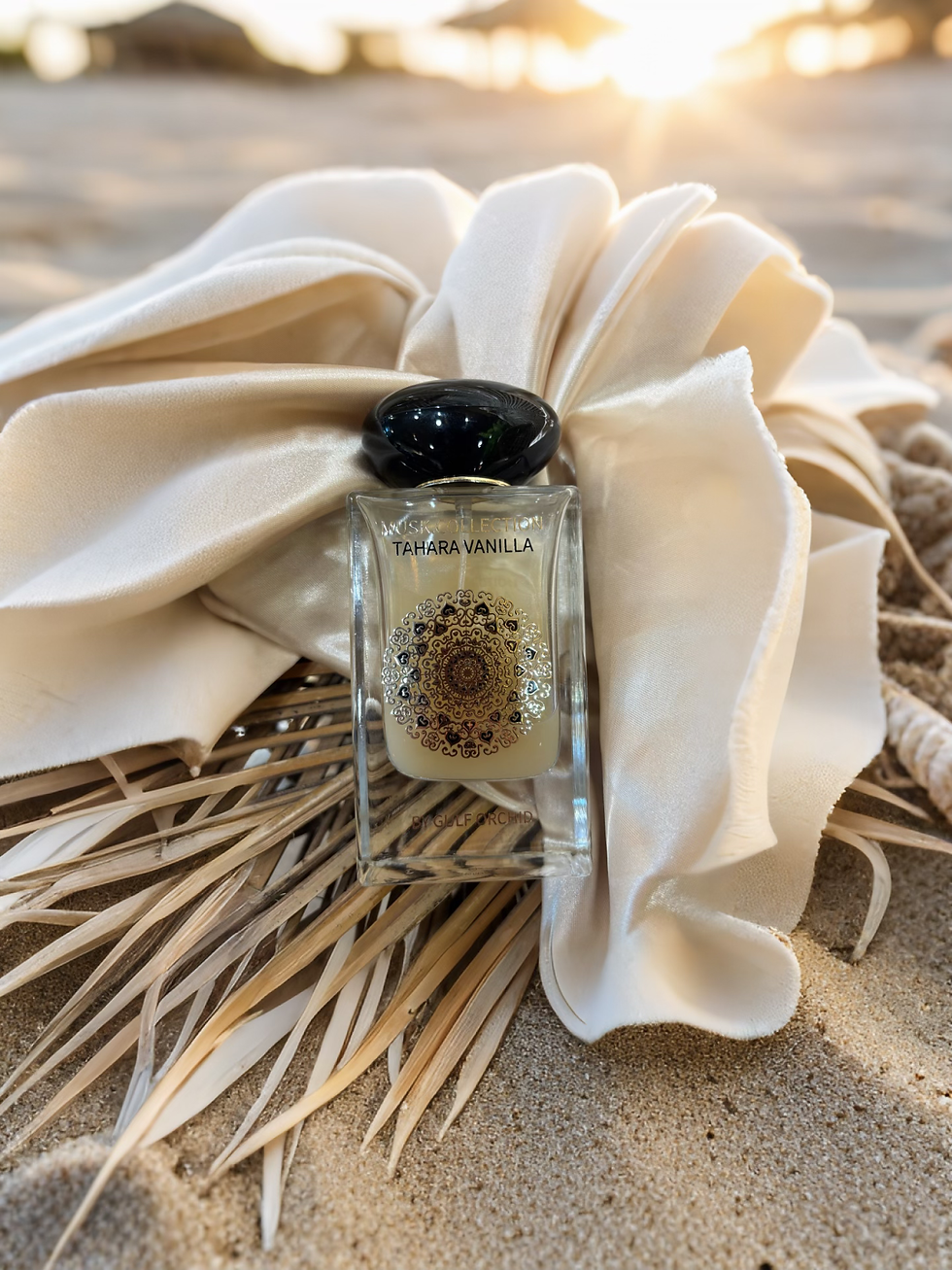 flacon transaprent avec bouchon noir,sur tissu pastel, arriere plan plage