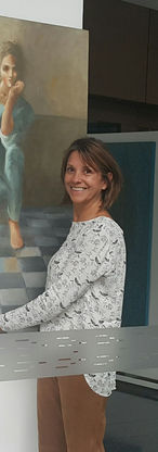 Retrato de  Cecilia Maria Páez en vitrina de Galería Alma 2018