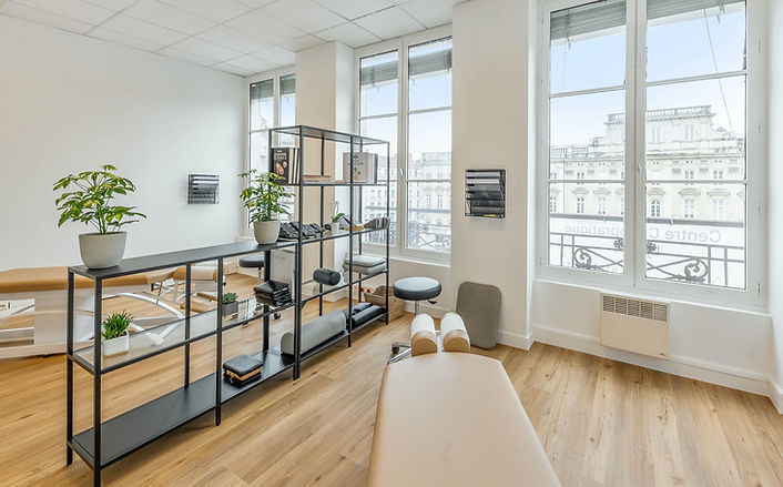 Salle de traitement du cabinet de chiropraxie de Lyon Terreaux, lumineuse et équipée d'une table de soin