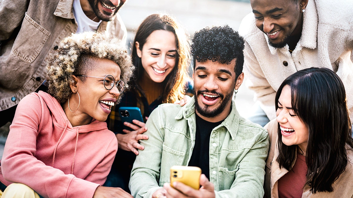 hispanics-on-mobile-devices-seo.webp