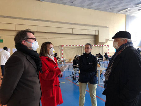 Visite du gymnase Courcelles réquisitionné pour l'hébergement d'urgence