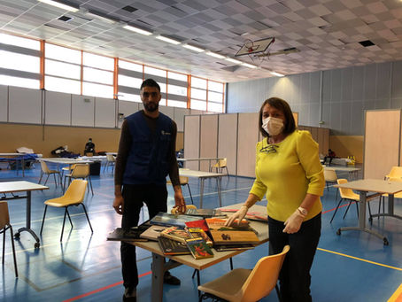 Don de livres à des sans-abri au gymnase Courcelles