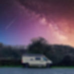 Chausson Van unter einem Sternenhimmel