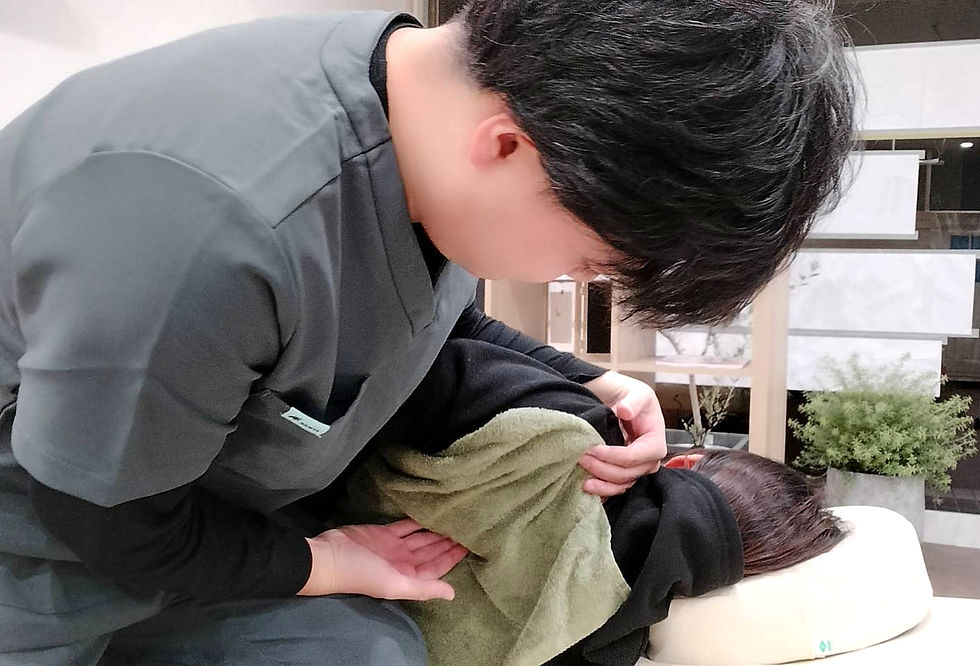 そえる鍼灸整体院で姿勢矯正を受ける女性