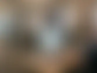 Modern bir ofiste B2B pazarlama verilerini analiz eden uzmanlar ve geniş ekranlarda endüstriyel SEO performans metriklerini inceleyen ekip üyeleri.