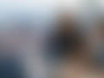 Küresel konteyner limanı manzaralı ofiste, tablet üzerinden B2B ihracat için dijital pazarlama stratejileri ve dünya haritası verilerini inceleyen profesyonel ekip.