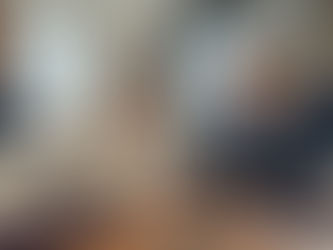 B2C nedir sorusunu temsil eden bir sahnede, modern ofiste dört profesyonelin geniş bir masa üzerinde tüketici odaklı iş planı ve stratejileri değerlendirmesi.