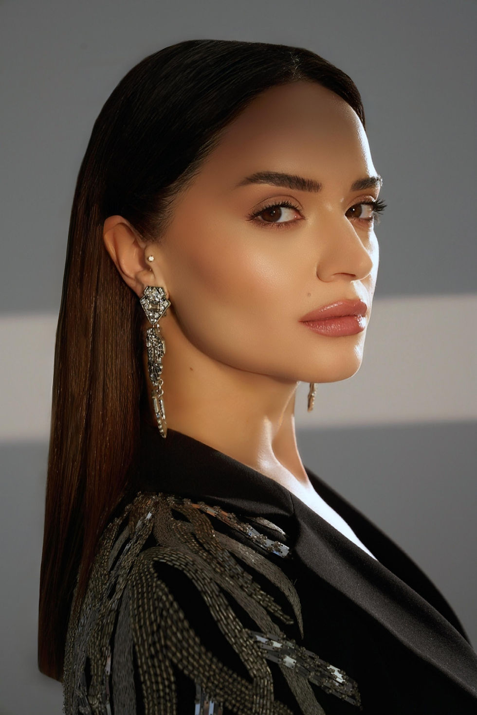 Stüdyo çekiminde Ebru Yaman zarif görünümüyle poz veriyor.