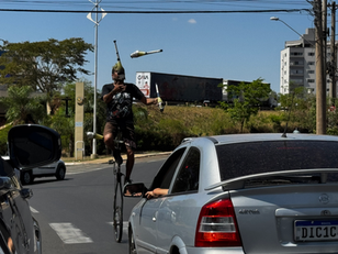 Artista circense Darwin Bellorin fazendo malabarismo com pinos no semáforo da avenida José Munia em São José do Rio Preto (SP)
