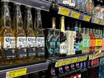 Bebidas alcoólicas nas prateleiras de mercado