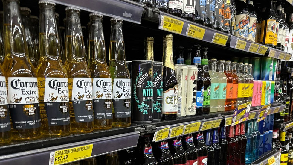 Bebidas alcoólicas nas prateleiras de mercado (Foto: Maria Eduarda Teodoro)